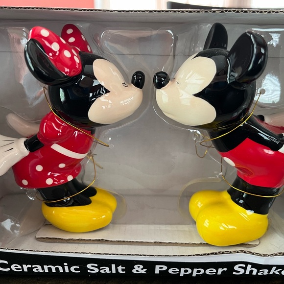 NWT-Disney Mickey and Minnie Kissing Salt and Pepper Shakers - Picture 4 of 11